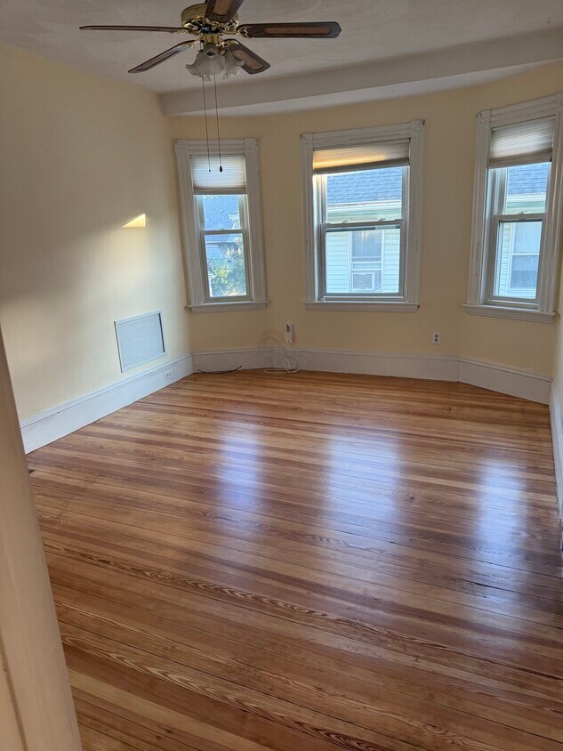 Living room - 55 Victoria St (Somerville, MA)