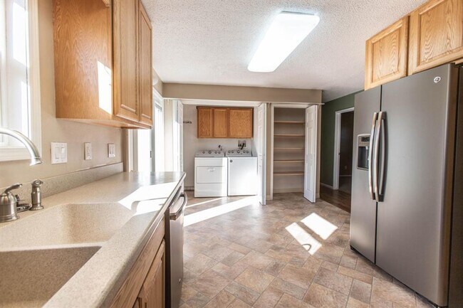 Building Photo - 3 Bed 1 Bath Town House Large Fenced yard