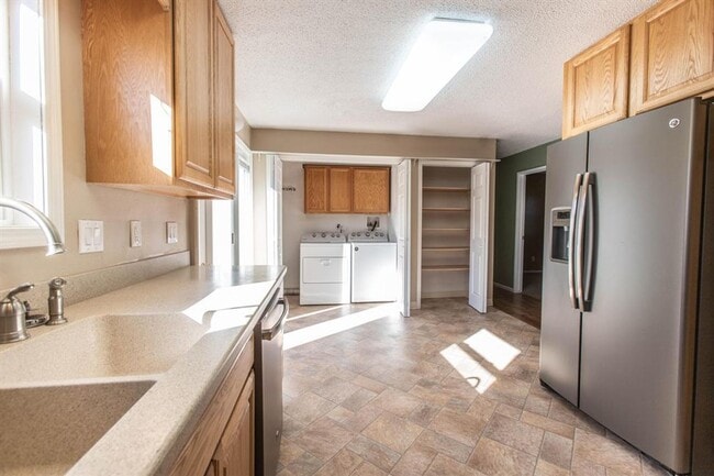 Foto del edificio - 3 Bed 1 Bath Town House Large Fenced yard