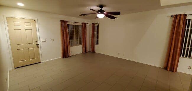 Foto del edificio - 2455 E Sheffield Ave