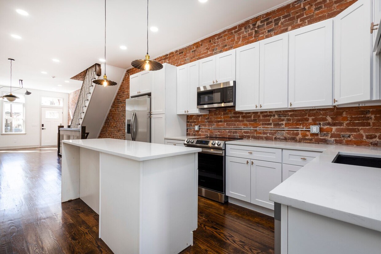 Primary Photo - A Stunning 5 Bedroom House in Strawberry M...