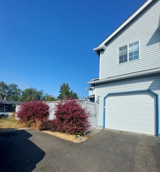 Building Photo - 1703 &amp; 1705 Texas Street