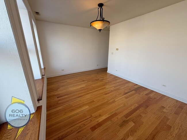 Building Photo - 5207 W Belmont Ave