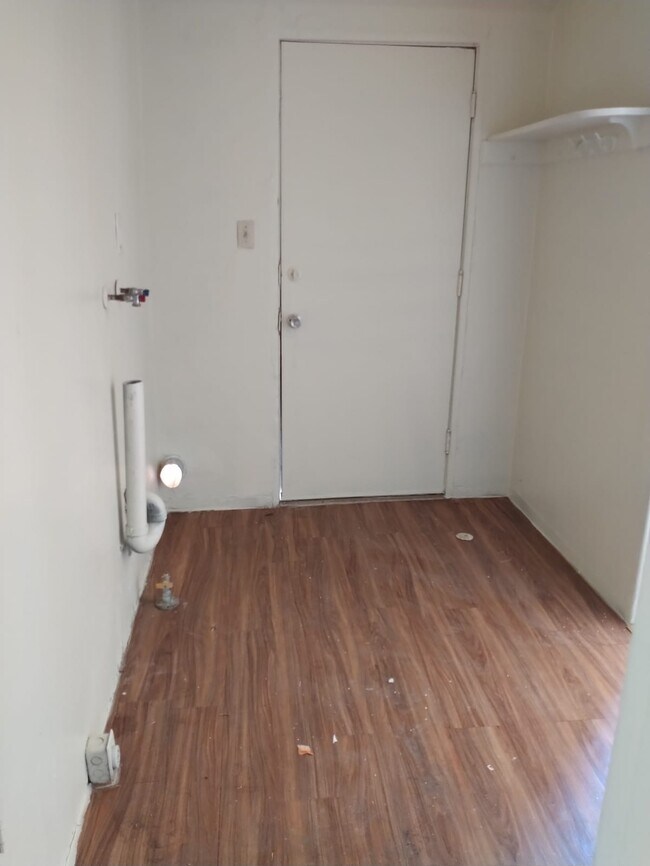 Foto del edificio - 1075 N F St