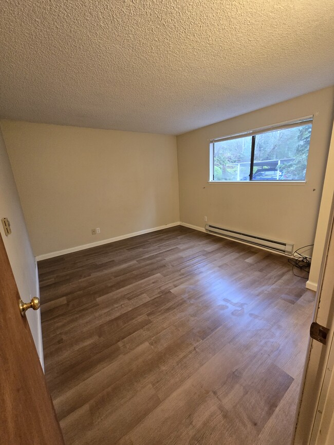 master bedroom - 3740 Lake Washington Blvd SE