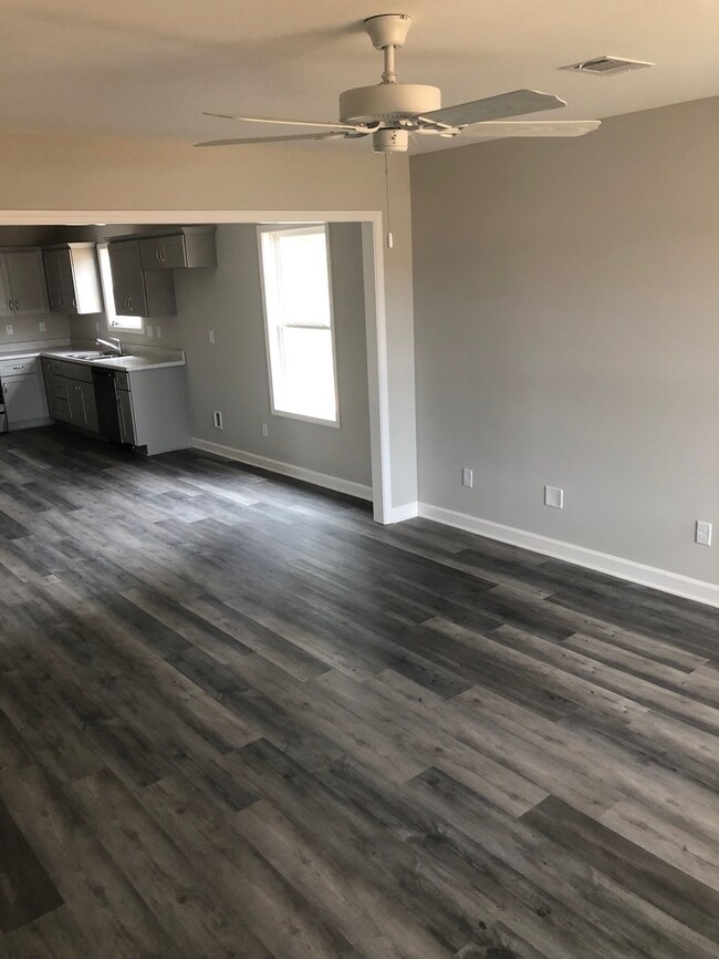 Building Photo - FIRST MONTHS RENT FREE!