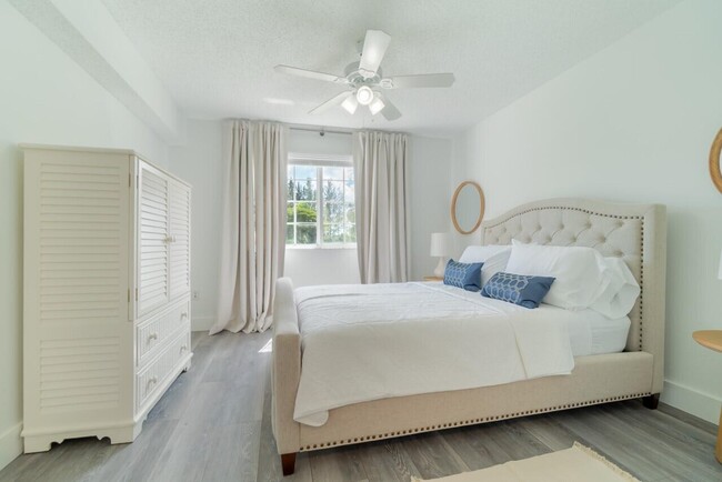 Foto del edificio - 800 Crestwood Ct S