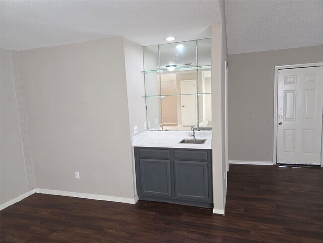 Foto del edificio - 6303 Gladewell Dr