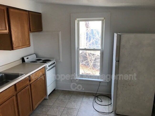 Building Photo - 556 N 5th St