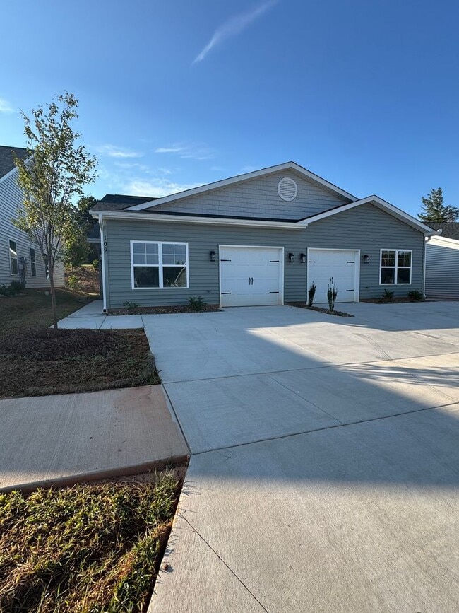 Building Photo - 109 Brawley Villas Pl
