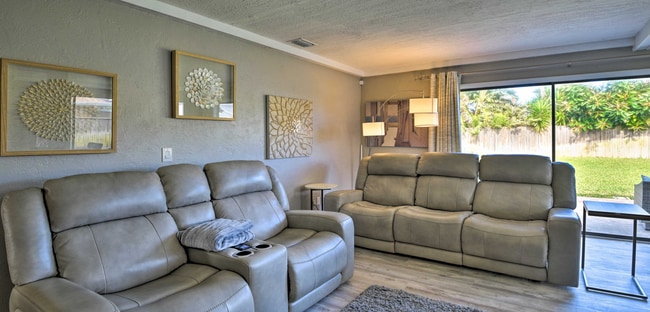 Building Photo - WALK TO THE BEACH! 4 bed, 2 bath, 2 car ga...
