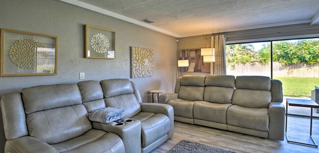 Foto del edificio - WALK TO THE BEACH! 4 bed, 2 bath, 2 car ga...