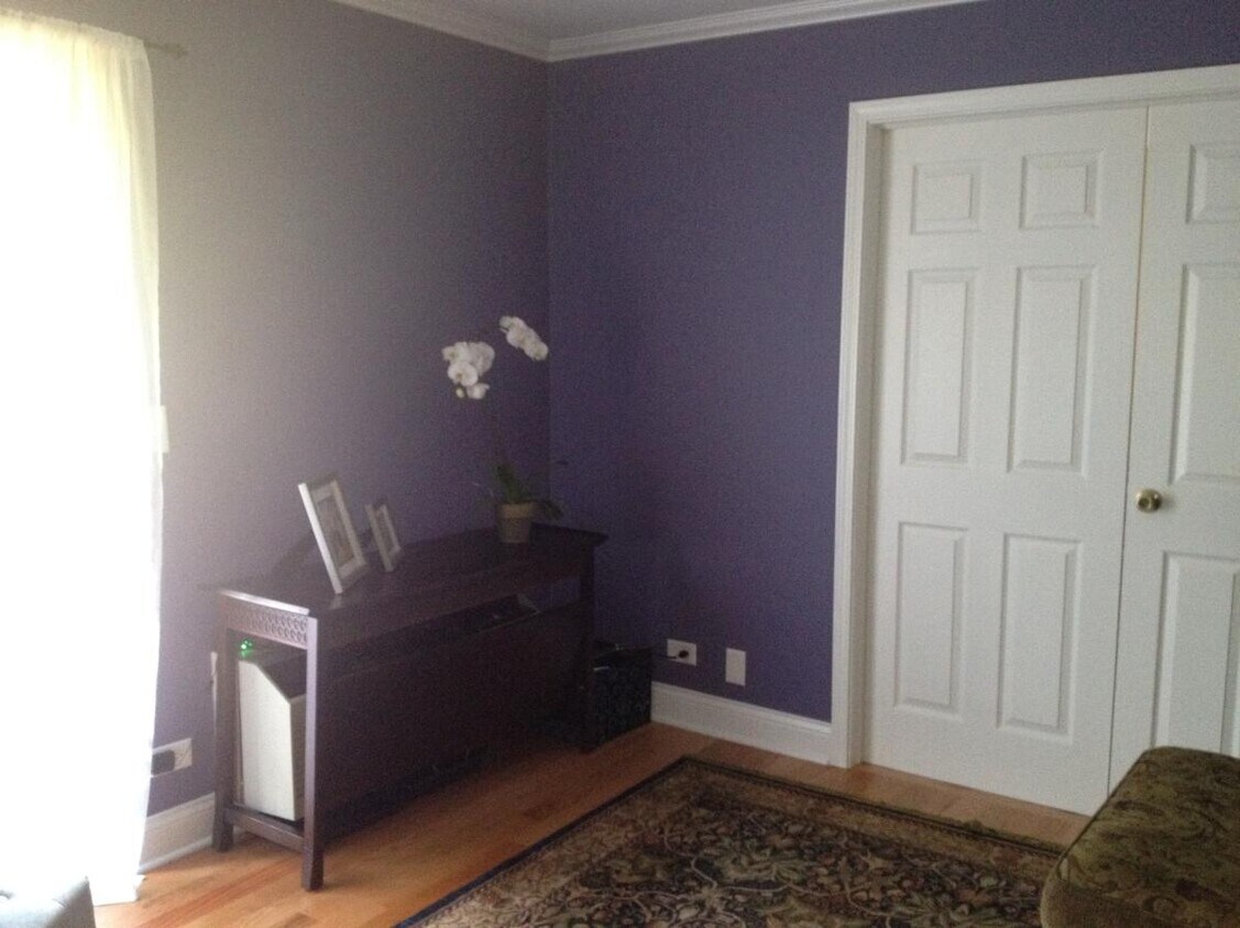 Living room - 800 N Lakeside Dr