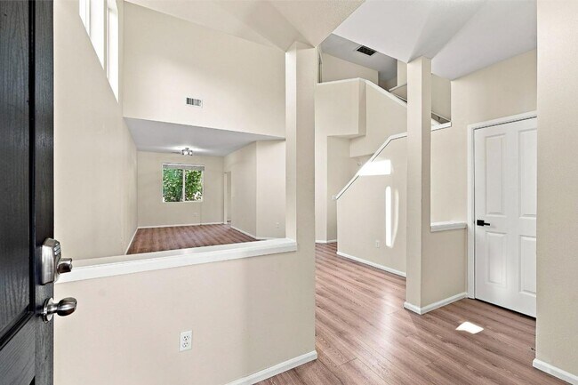 Foto del edificio - 6038 Discovery St E