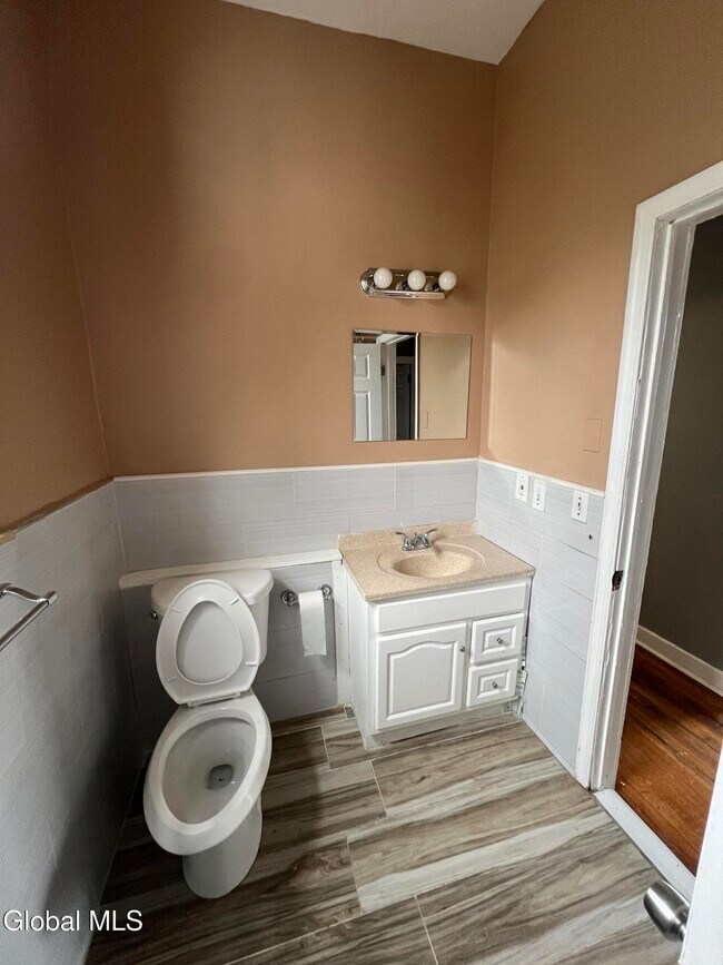 Foto del edificio - 613 Clinton Ave