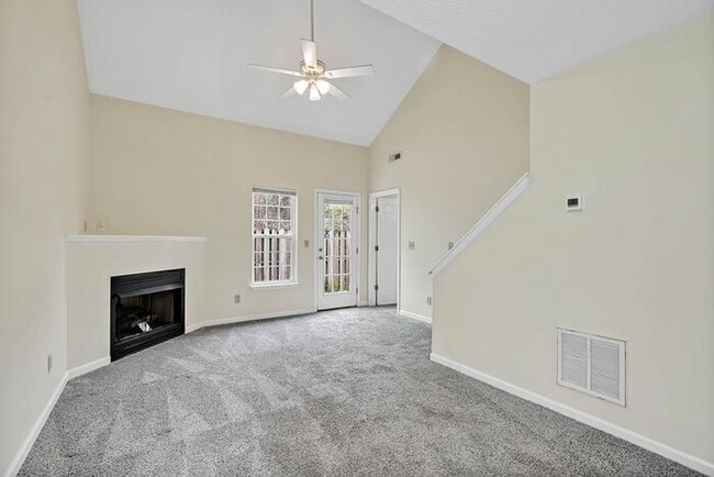 Building Photo - 3 BR/ End UNIT/ FIRE PLACE! Cozy townhouse...