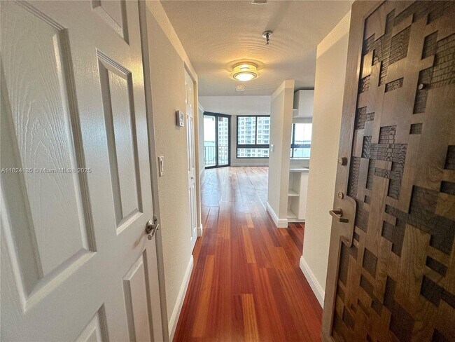 Building Photo - 520 Brickell Key Dr
