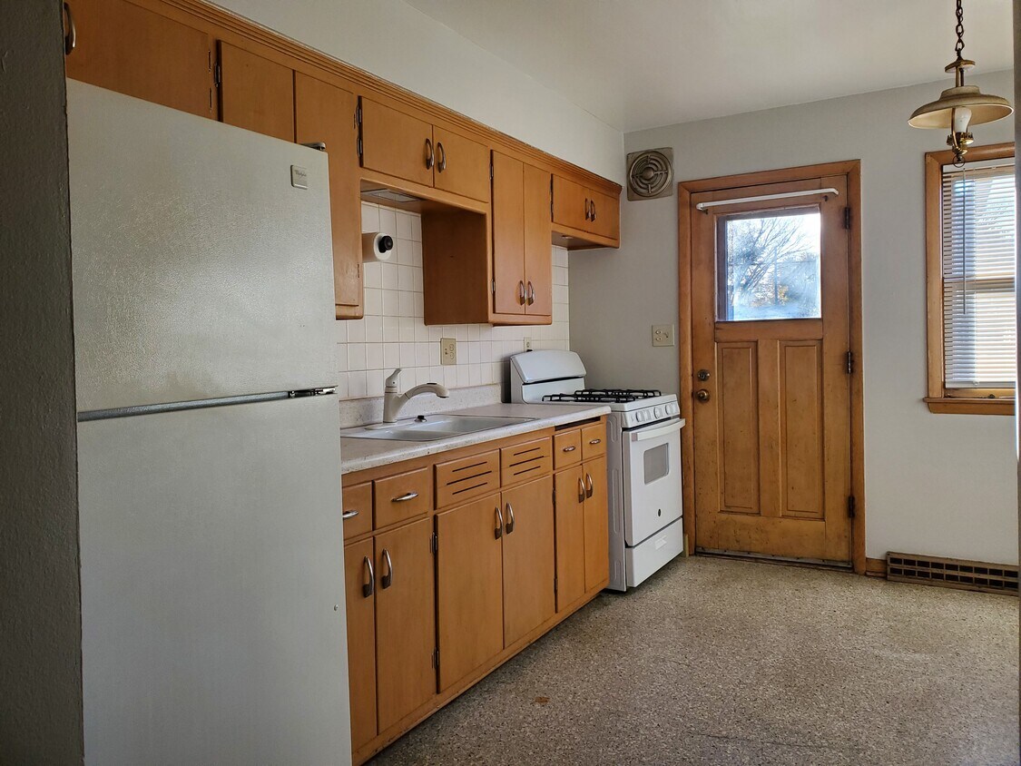 Primary Photo - 3211 S Howell Ave