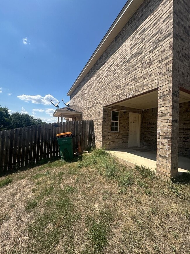Building Photo - 3bd/2.5ba