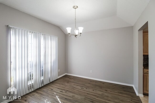 Foto del edificio - 8005 Berkshire Dr