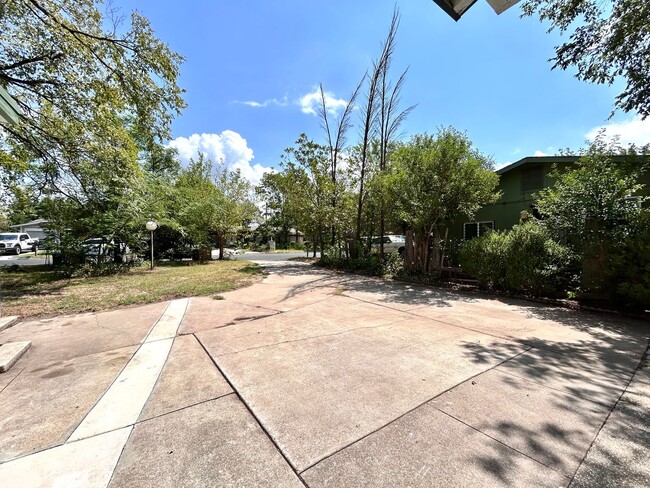 Foto del edificio - 2309 Devonshire Dr