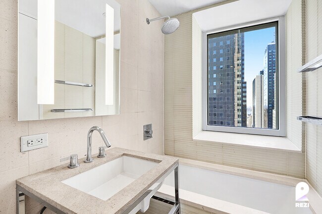 Foto del edificio - 70 W 45th St