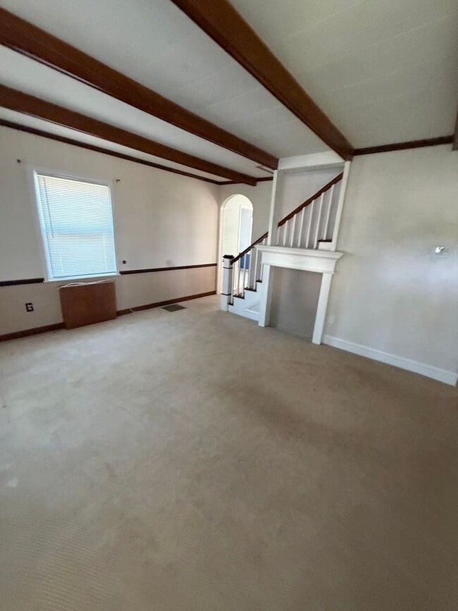 Building Photo - 3 Bedroom, 2 Full Bath Home with 4-Season Room, Garage & Large Lot