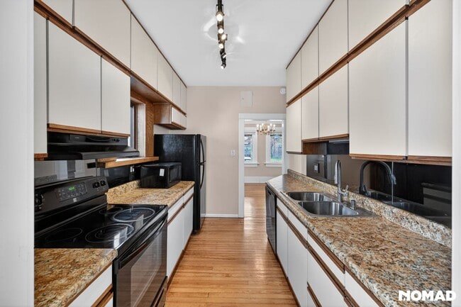 Building Photo - 851 S Logan St