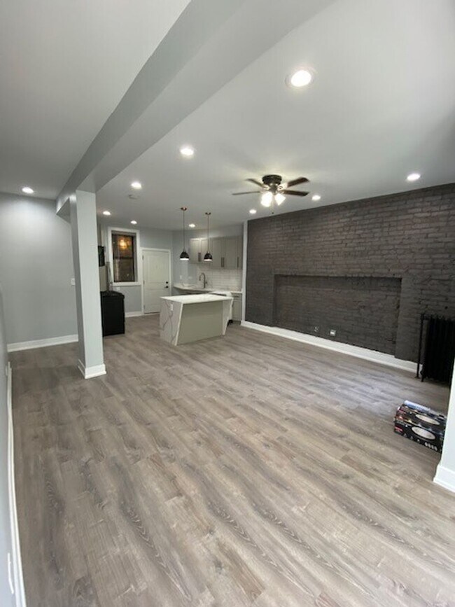Building Photo - 7644 N Eastlake Ter