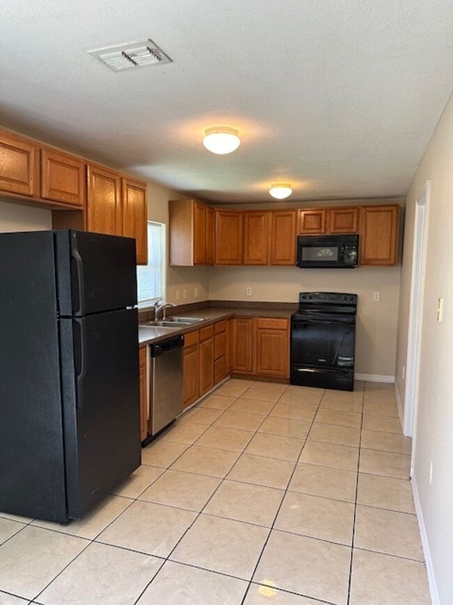 Building Photo - 4/3 Duplex in Poinciana