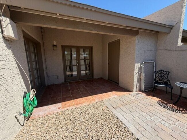 Building Photo - 1015 E Cochise Dr