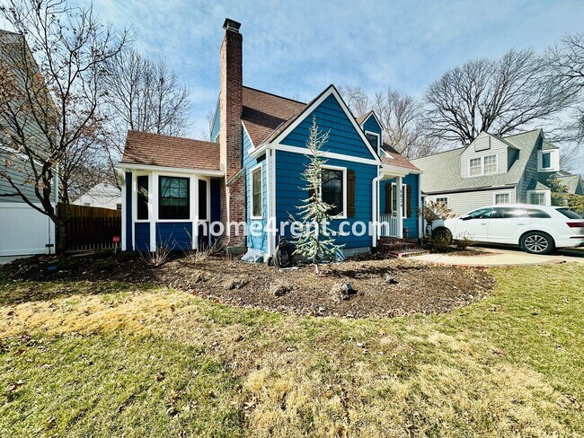 Foto del edificio - Charming, Prairie Village Home in a Quiet Neighborhood with Wood Floors and a Fenced Yard!