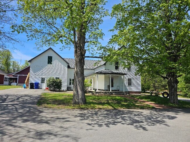 Foto del edificio - 117 Lowell Rd
