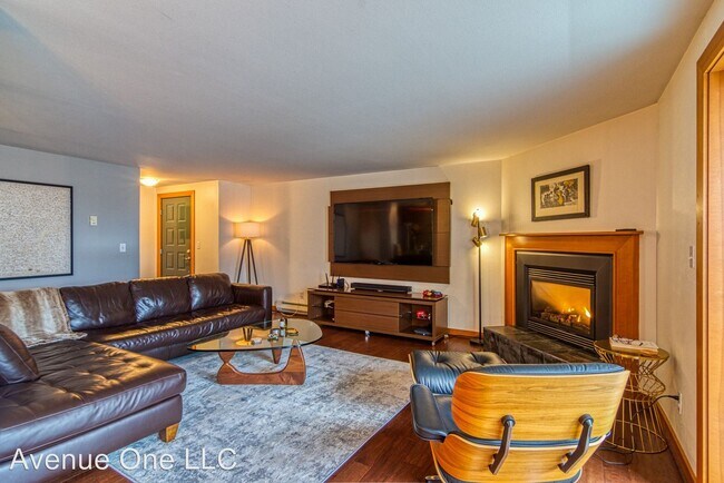 Building Photo - 2 br, 1 bath House - 1730 Taylor Ave N #209