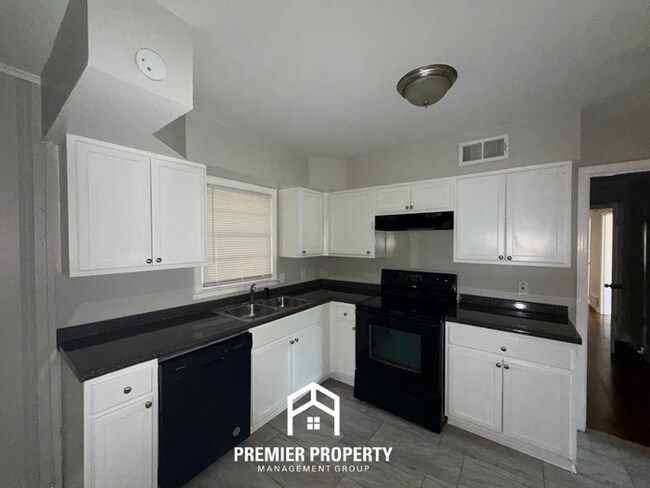 Building Photo - Spacious 1,967 Sq Ft Home in 38111 - Hardwood Floors, Fireplace & Fenced Yard