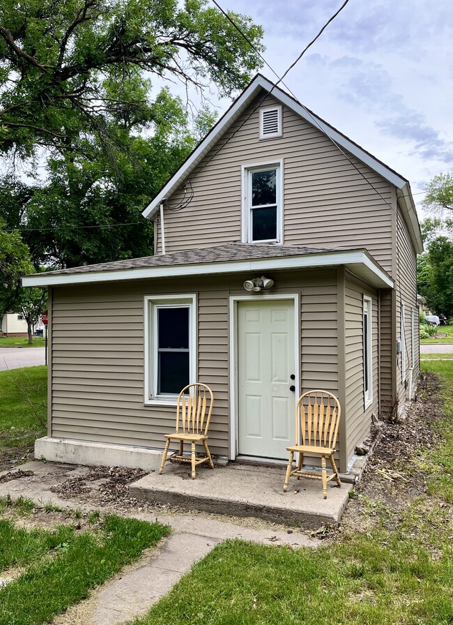 Building Photo - 729 W Cavour Ave