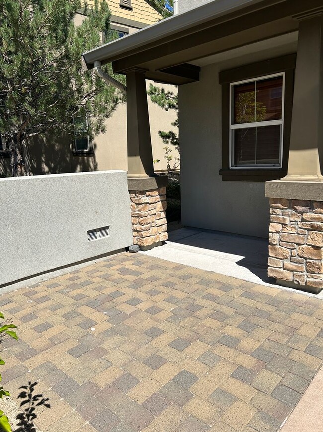 Building Photo - **READY FOR MOVE IN** Somersett Townhome
