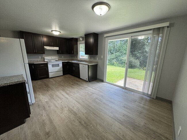 Foto del edificio - 2143 Packerland Dr