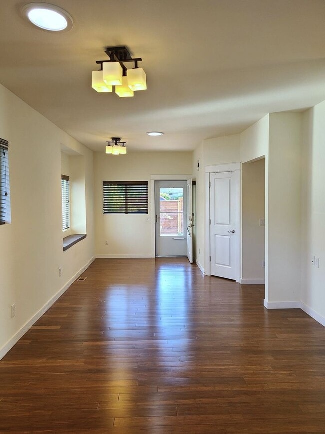 Building Photo - Charming Madison Valley Home!