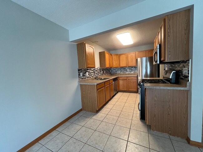 Building Photo - 1172 Rose Dr