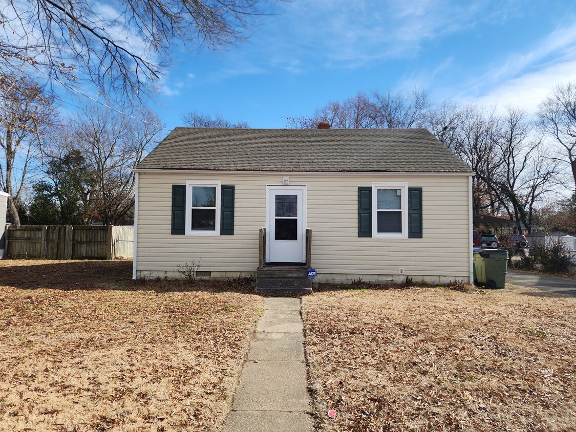 Primary Photo - Spacious 3 Bedroom 1.5 Bath Ranch with Fen...