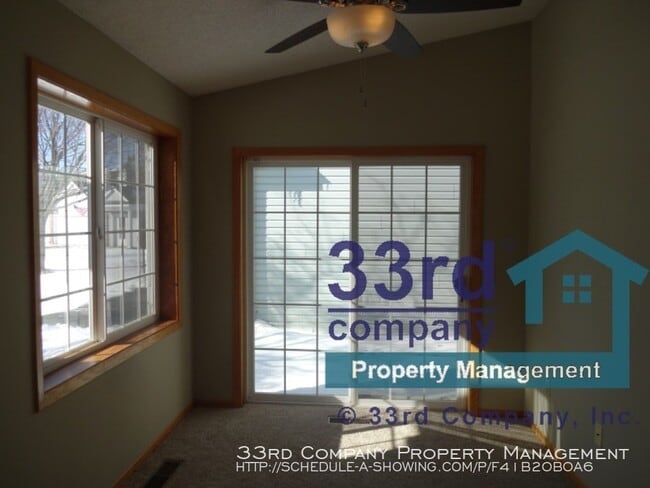 Building Photo - Classic townhome with great floor plan!