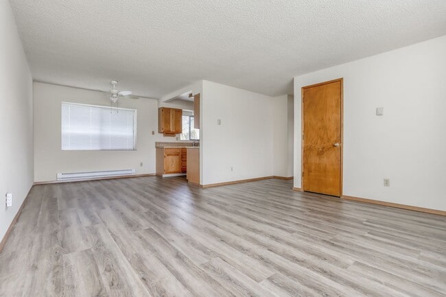 Building Photo - 2 Bedroom Duplex W/ attached garage in Was...