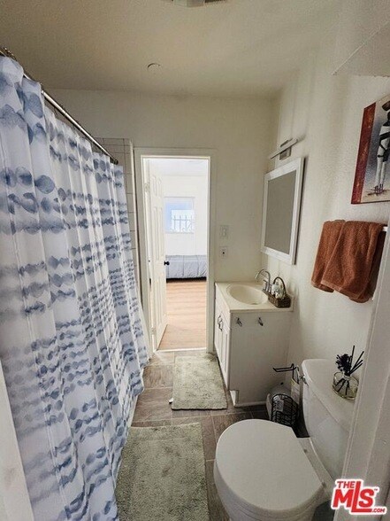 Foto del edificio - 644 W 81st St