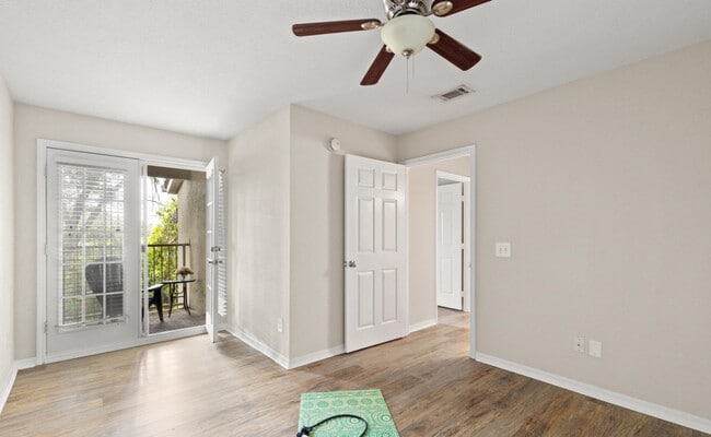 Building Photo - 13700 Richmond Park Dr N