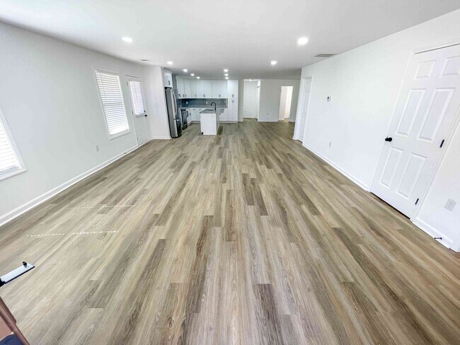 Building Photo - Beautiful 3BR Home Near Mozley Park!