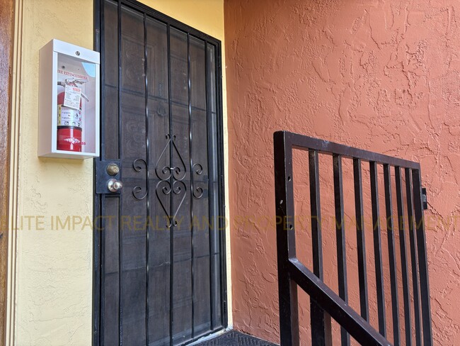 Photo - 814 S Langley Ave Townhome