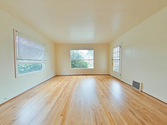 Foto del edificio - 1 Bedroom Triplex ~ Close to Campus ~ Cat ...