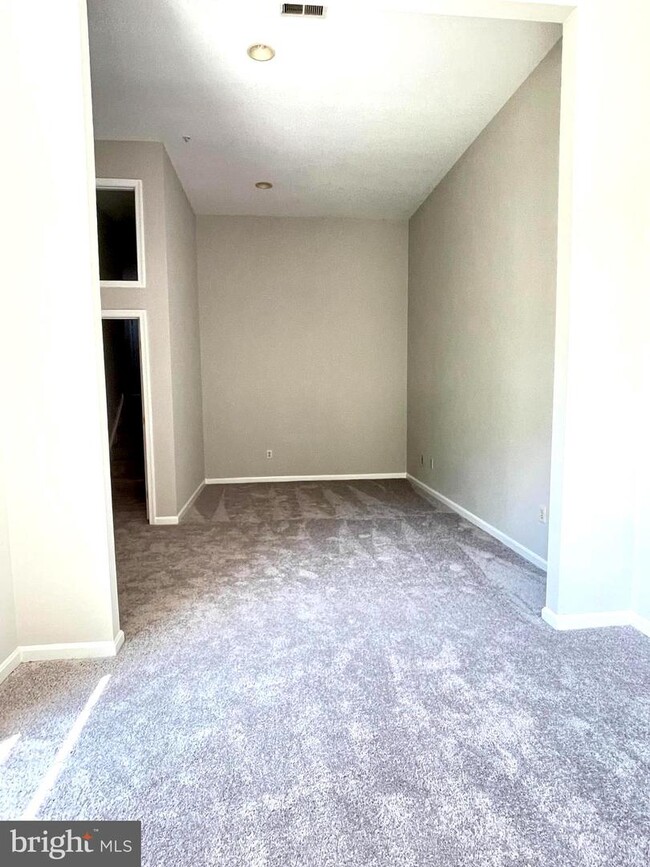 Building Photo - 8 Waddington Ln