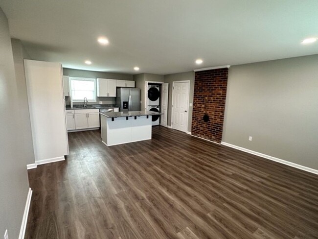 Building Photo - Beautiful Renovated 3 bedroom 2 bath house
